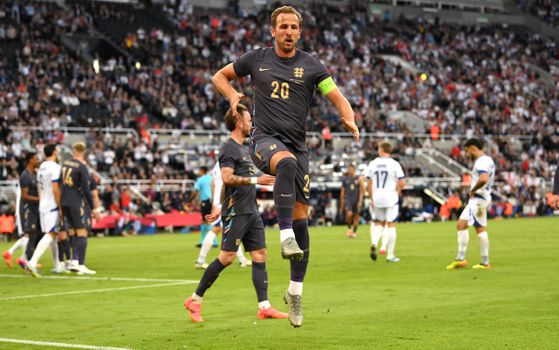 Duitsland stelt teleur in eerste EK-oefenduel, Harry Kane haalt bij Engeland Ronaldo in