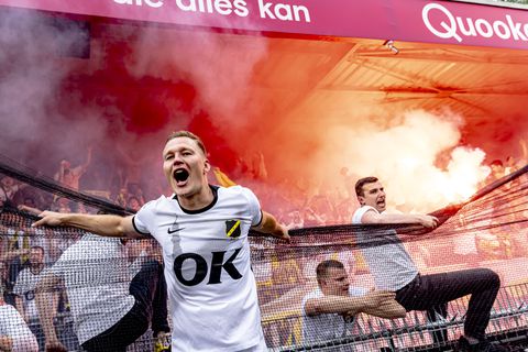 Geniaal: Thomas Verheydt belt met NAC-speler Boy Kemper, die tijdens finale in kleedkamer zit