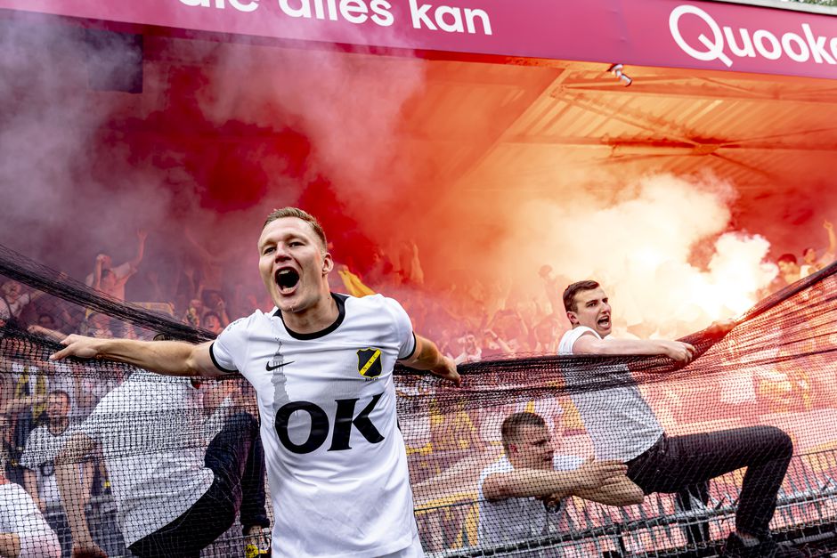 Geniaal: Thomas Verheydt belt met NAC-speler Boy Kemper, die tijdens finale in kleedkamer zit