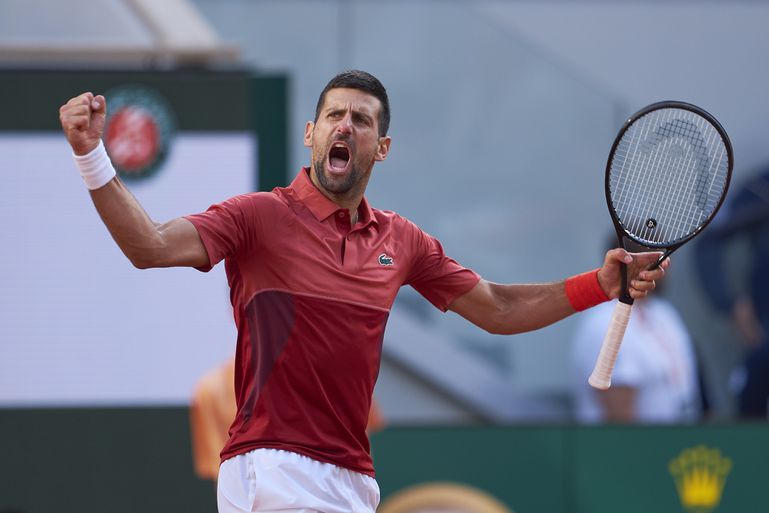 Novak Djokovic dankzij pijnstillers naar kwartfinale Roland Garros na slijtageslag van bijna vijf uur