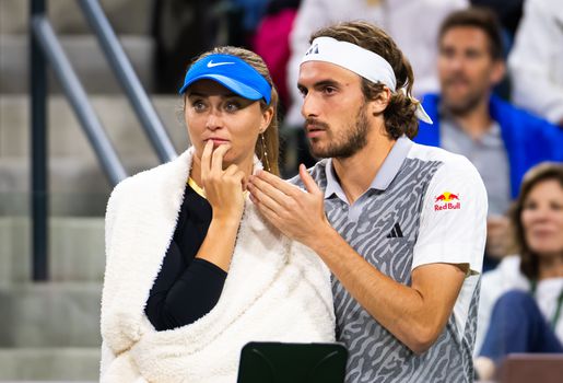 Stefanos Tsitsipas trekt zich samen met zijn vriendin terug uit dubbelspel op Roland Garros