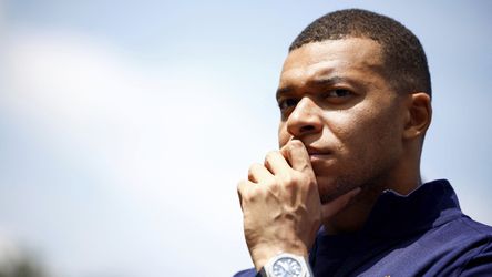 Bizarre voorhoede: Kylian Mbappé is officieel speler van Real Madrid