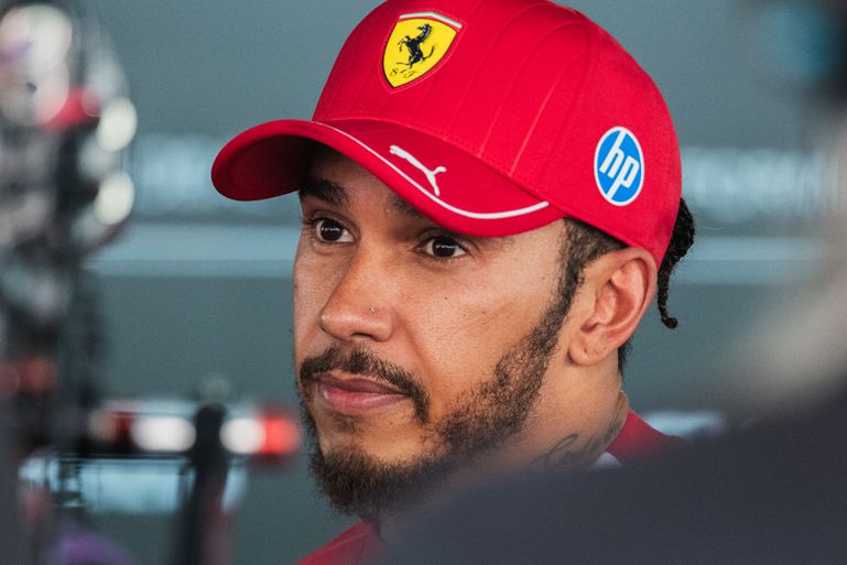 F1-coureur Lewis Hamilton zegt buiten camera's om sorry tegen Engelse journaliste na nors interview