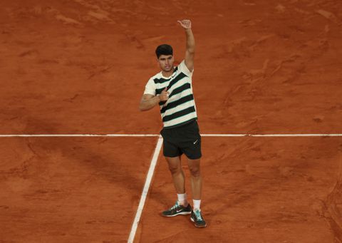 Meedogenloze Carlos Alcaraz maakt gehakt van tegenstander op Roland Garros: 'Had mijn ogen dicht kunnen doen'