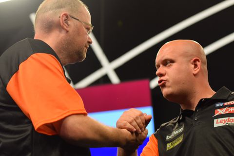 Botsing tussen Michael van Gerwen en Raymond van Barneveld leidde tot fiasco: 'Hij trekt dat helemaal niet'