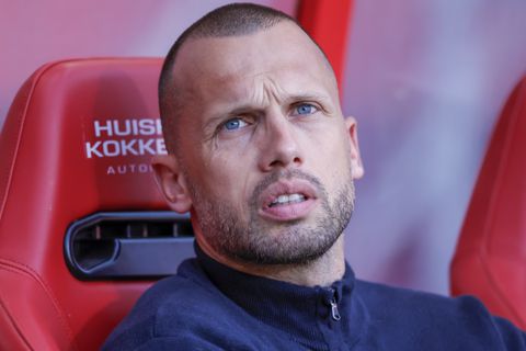Ajax-trainer John Heitinga kreeg opvallend advies van zaakwaarnemer, maar tekende tòch bij geplaagde topclub