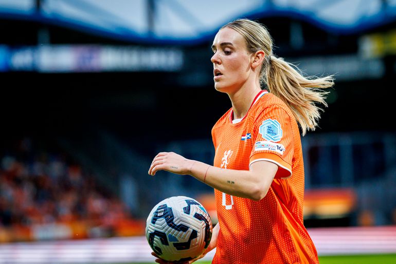 'Verslagen' Oranje Leeuwin verbloemt pijnlijke interlandbreak met lach: 'Gaan met een prima gevoel naar het EK'