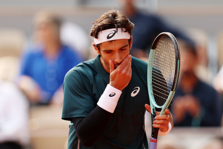 Toptennisser ontsnapt aan diskwalificatie na oliedomme actie op Roland Garros