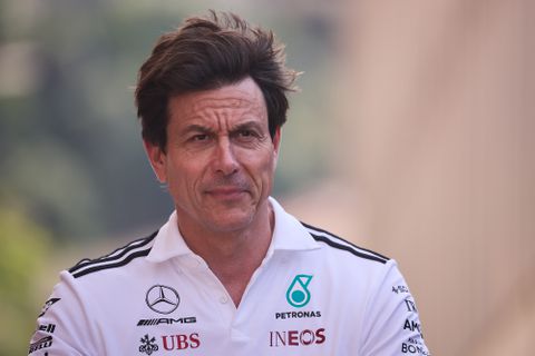 Mercedes-teambaas Toto Wolff haalt uit naar Max Verstappen na gigantische rel: 'Wat bezielde hem?'