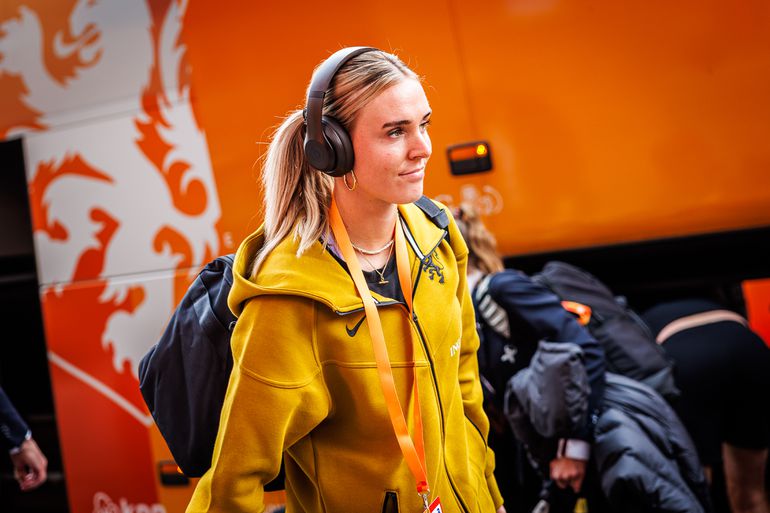 Grote grijns bij verliefde Jill Roord: tophockeyster moedigt scorende Oranje Leeuwin aan