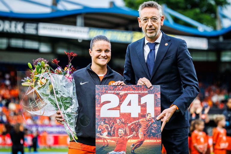 Emotionele Oranje Leeuwin (34) in de wolken na historische mijlpaal: 'Ik ben dankbaar voor dit lijf'