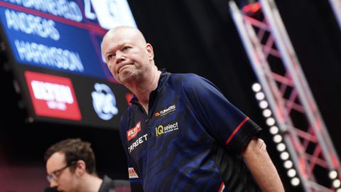 'Incident' gespot bij topdarter Raymond van Barneveld: 'Je denkt normaal gesproken dat het wel goedkomt'