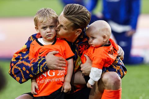 Frenkie de Jong blikt terug op bijzonder moment met zijn kinderen bij Oranje: 'Dat was voor het eerst'