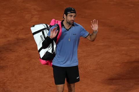 Italiaanse toptennisser (30) emotioneel na pijnlijke opgave op Roland Garros: 'Ik wil dit niet meer'