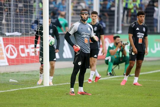 Opmerkelijke naam bij Oranje-tegenstander Algerije: zoon (28) van voetbalicoon Zidane speelt met masker