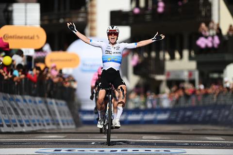 Topwielrenster Demi Vollering pakt schitterende etappezege in Giro na strijd met roze trui