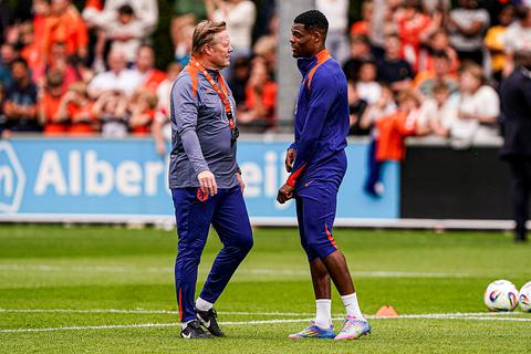 Ronald Koeman bevestigt medische keuring van Oranje-international Denzel Dumfries: 'Zag hem liever naar Barcelona gaan'