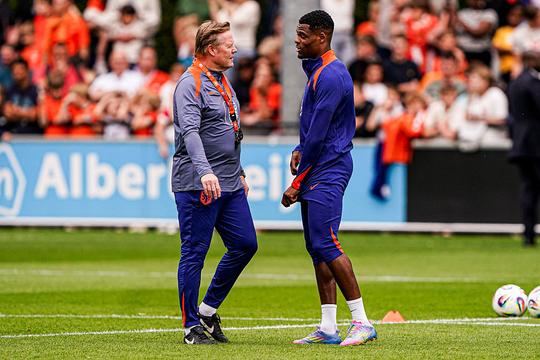 Ronald Koeman bevestigt medische keuring van Oranje-international Denzel Dumfries: 'Zag hem liever naar Barcelona gaan'