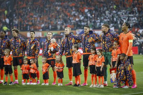 Vertederende beelden bij Oranje: internationals beleven mooi moment met hun kinderen