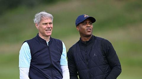 Voetbalicoon Marco van Basten deelt opvallend plaagstootje richting Patrick Kluivert: 'Dat ziet er nu beter uit'