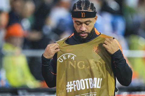 Oranje-international Memphis Depay evenaart mijlpaal Rafael van der Vaart in uitzwaaiwedstrijd voor WK