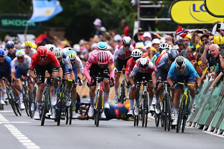 Harde valpartij in Tour de France: oud-wereldkampioen knalt vlak voor finish onderuit