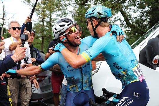 Cees Bol door het dolle heen na recordoverwinning Mark Cavendish: 'Blij om er onderdeel van te zijn'