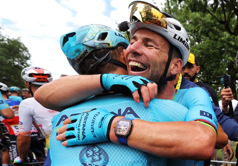 Mark Cavendish wordt door iedereen geknuffeld na schrijven van Tour de France-geschiedenis: 'Het was een grote gok'