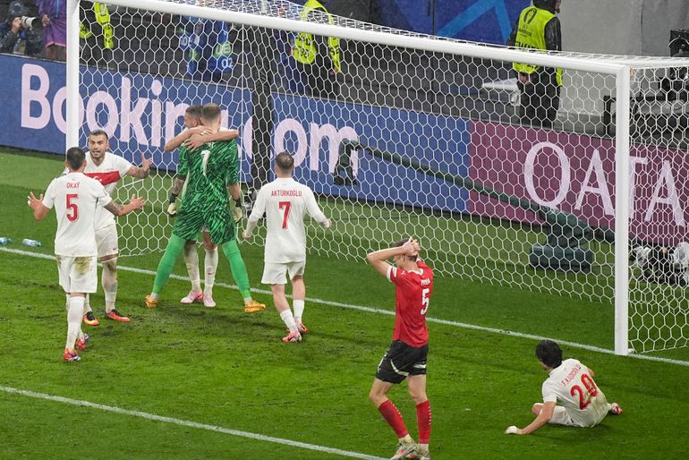 Ongeloof bij Oostenrijkers over mislopen kwartfinale met Oranje én over Turkse doelman: 'Zo wordt het wel heel moeilijk'