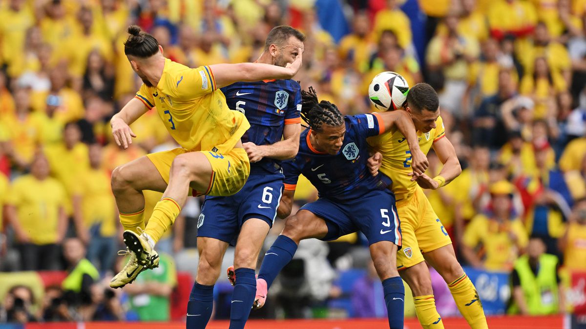 'Roemenië drie keer benadeeld': kritiek op scheids voor niet toekennen penalty tegen Nederland