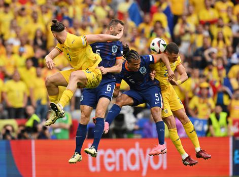 'Roemenië drie keer benadeeld': kritiek op scheids voor niet toekennen penalty tegen Nederland