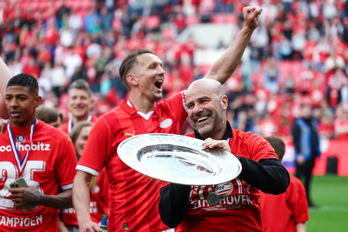 Peter Bosz ontvangt Rinus Michels Award uit handen van zijn 'maatje': 'Toen dacht ik dat ik weleens kon winnen'