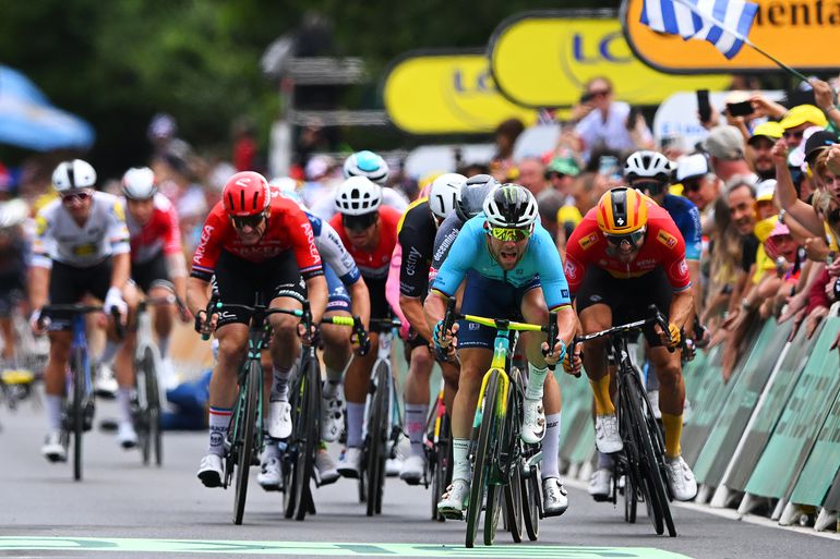 Mark Cavendish ontsnapt vlak voor historische zege aan drama in Tour de France: 'Daar heeft hij geluk gehad'