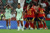 Speelsters van Portugal druipen teleurgesteld af na weer een goal van Spanje op het EK voetbal voor vrouwen. ©Getty Images