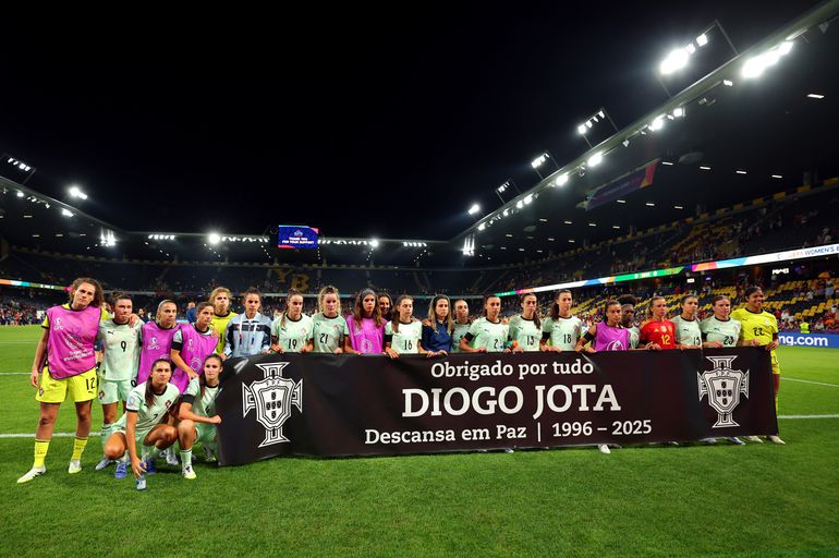 Dit is waarom de Oranje Leeuwinnen tegen Wales met rouwbanden spelen (en het is niet per se voor Diogo Jota)