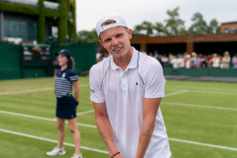 Zichtbaar teleurgestelde Jesper de Jong moet Wimbledon verlaten