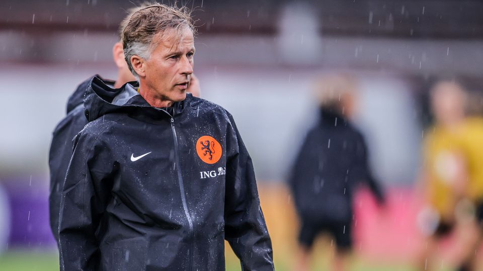 Bondscoach Andries Jonker veegt aandacht voor vele relaties bij EK-duel met Engeland van tafel: 'Nee joh, ben je gek?' image