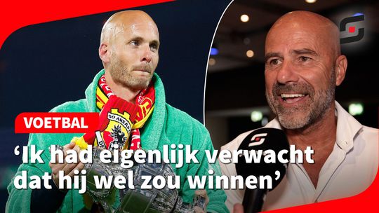 Met een blik vol verbazing neemt PSV-trainer Peter Bosz prijs in ontvangst: 'Dit had ik niet verwacht'