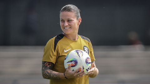 Hooggeëerd bezoek voor Oranje Leeuwinnen bij openingswedstrijd op EK