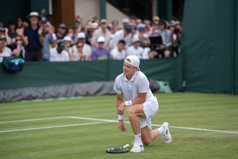 Zorgwekkende beelden van Jesper de Jong op Wimbledon: medische timeout voor Nederlandse tennisser