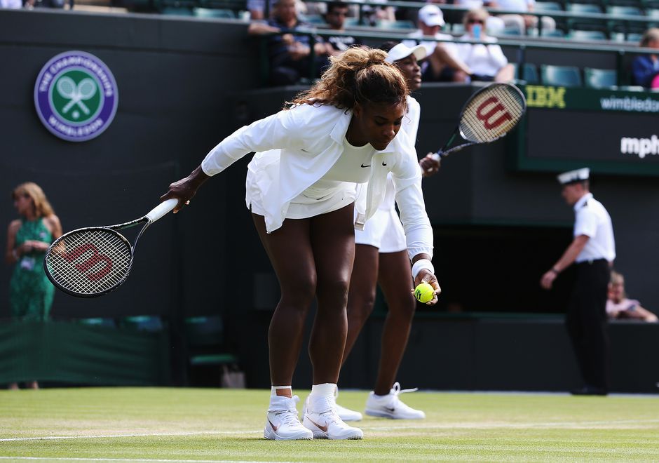Schrik om tennislegende Serena Williams tijdens zorgwekkend incident op Wimbledon: 'Ik ben er kapot van'