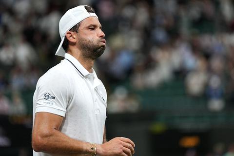 Gevallen toptennisser (35) emotioneel door stunt op Wimbledon na jaar vol blessureleed: 'Ik wilde alleen maar vechten'