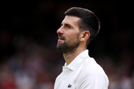 Geïrriteerde tennislegende Novak Djokovic luidt noodklok op Wimbledon: 'Het is net Big Brother'