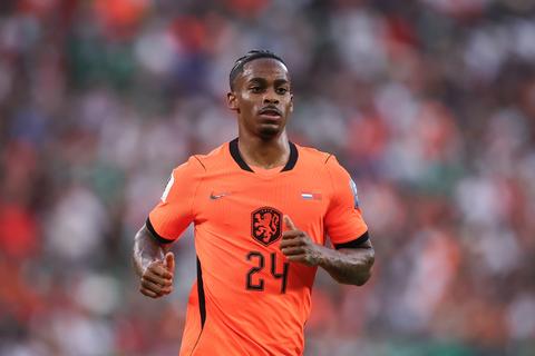 Oranje-speler Crysencio Summerville lucht hart na afschuwelijke berichten: 'Geen plek voor racisme'
