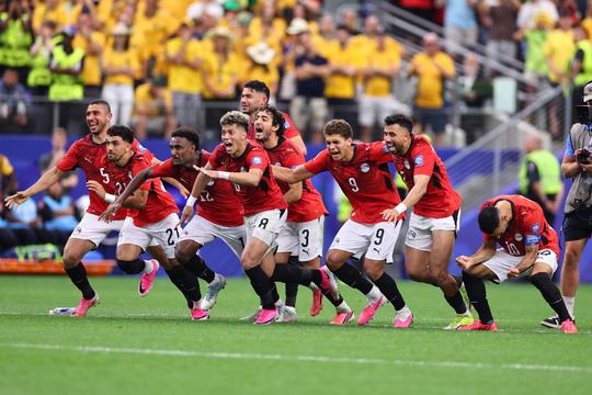 Egypte verslaat Australië na opzienbarende penaltyserie, zorgen om Feyenoorder Jordan Bos