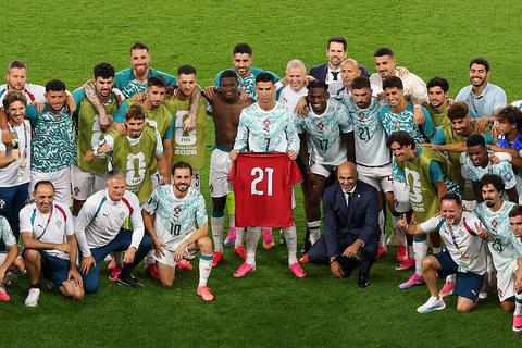 Emotionele Cristiano Ronaldo brengt prachtig eerbetoon na historisch WK-doelpunt: 'Hij heeft ons verlicht'