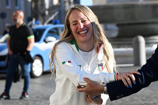 Olympische schaatssensatie toont zwangere buik en krijgt volop reacties