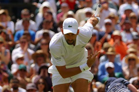 Novak Djokovic maakt buiging op Wimbledon na imitatie van tennisicoon Boris Becker