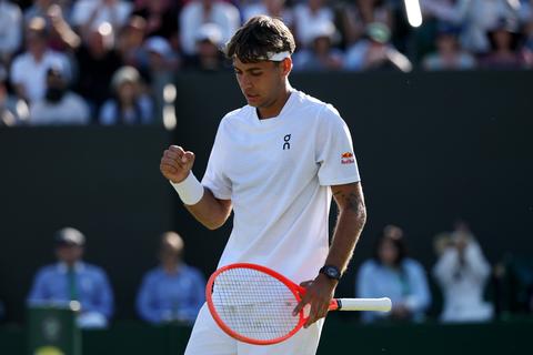 Toptennisser steelt jaar na veelbesproken incident weer van Wimbledon-organisatie: 'Is voor m'n team'