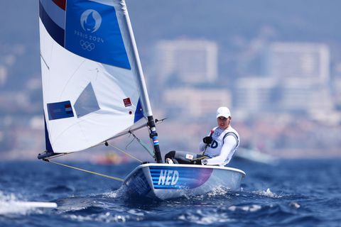Marit Bouwmeester uitstekend op dreef op Olympische Spelen: Oranje-zeilster loopt uit op alle concurrenten
